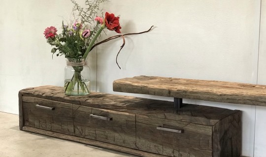 Wat is het verschil tussen een tv meubel van oud hout en een standaard tv meubel?
